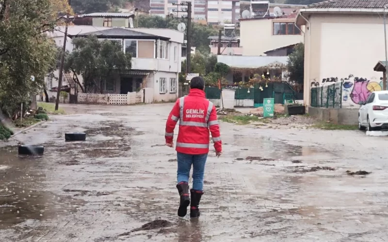 Bursa Gemlik’te sağanak taşkına yol açtı!