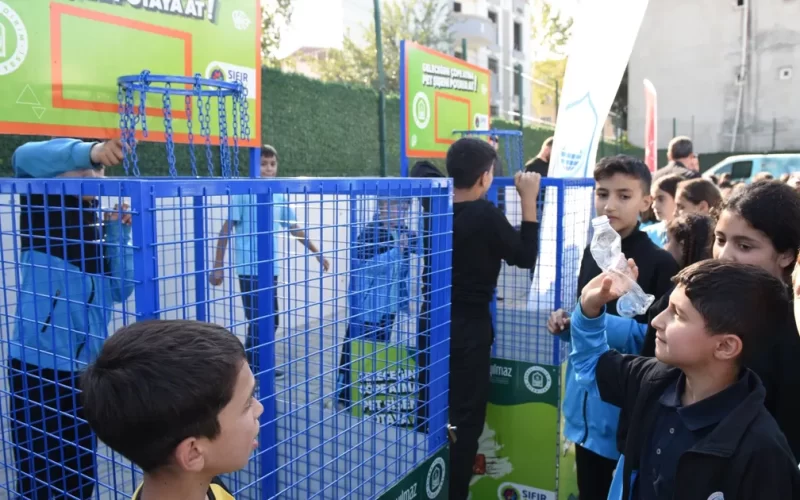 Bursa Yıldırım’da çocuklar şişeleri potaya smaçlıyor