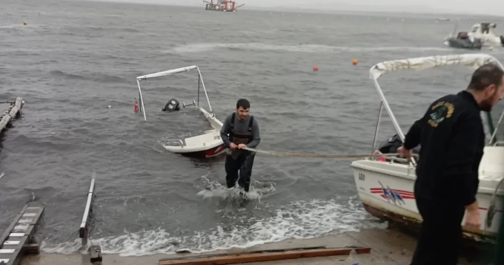 Kocaeli’de batan tekneler kıyıya çıkarıldı!