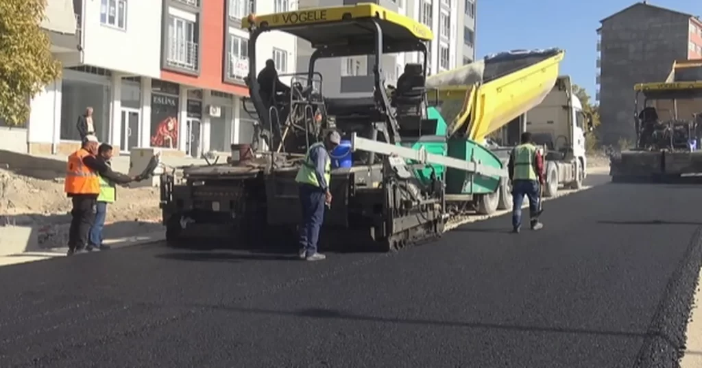 Malatya Büyükşehir’den 16 metre genişliğindeki yola bakım