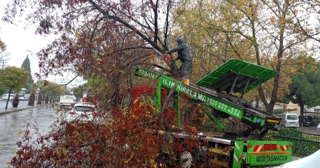 Manisa’da ekipler yağış ve fırtınaya karşı sahada