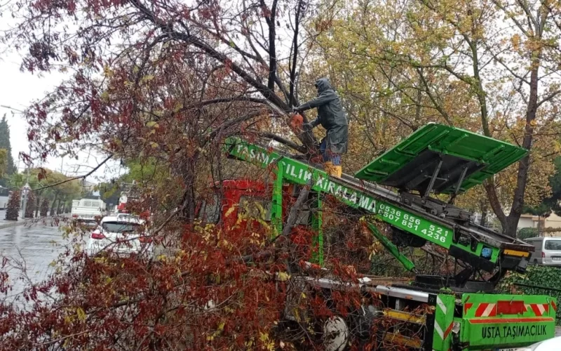 Manisa’da ekipler yağış ve fırtınaya karşı sahada