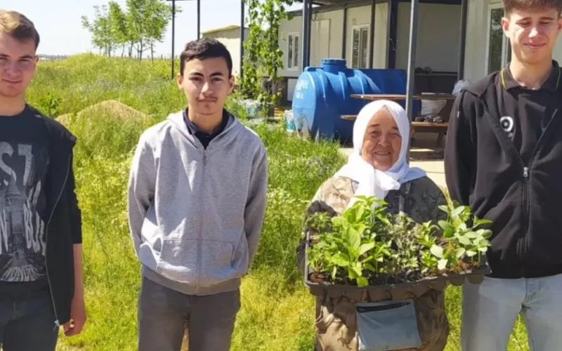 Tekirdağ’da öğrenciler ürettikleri fideleri köy kadınlarına ücretsiz dağıttı